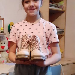 Eneco, blij met haar schoenen